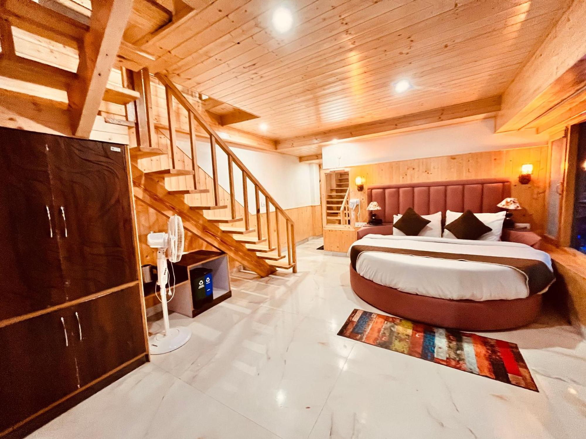 Himalayan Fort Resort, Manali - ! Riverside Property !! Big Lawn With Bonfire !! Best Selling !! Scenic River & Mountais View !! Big Parking !! Luxury Balcony Rooms !! Playing Zone !! Property Of The Year ! M 98160-43600 מראה חיצוני תמונה